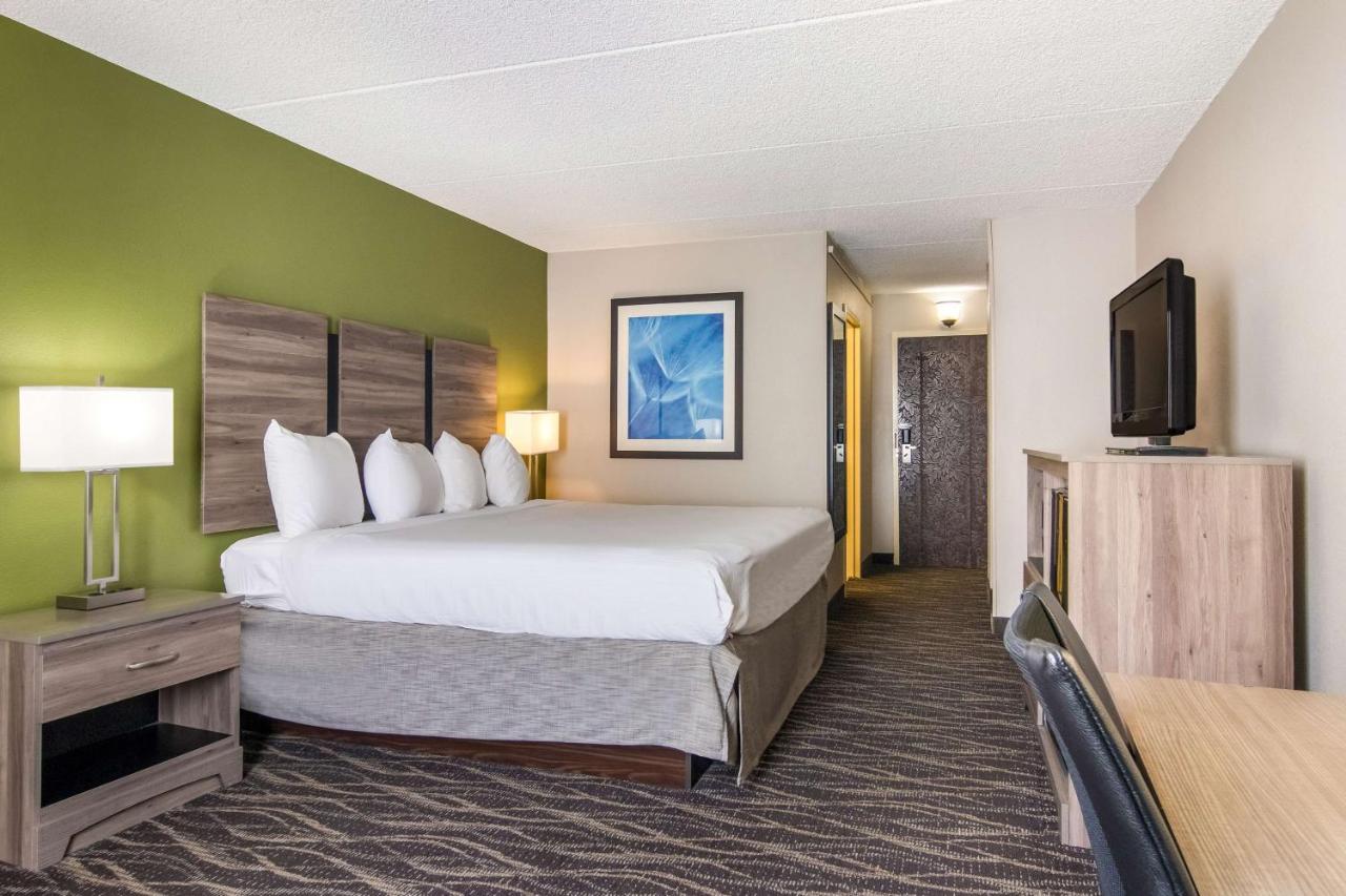 Best Western Dutch Valley Inn New Philadelphia Exterior photo
